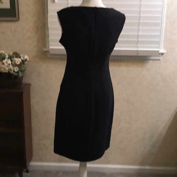 Sleeveless black dress with lace detail - Picture 3 of 3